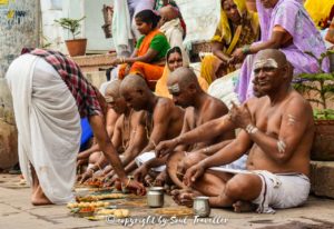 24 Stunden Pujas und Rituale am Ufer des Ganges