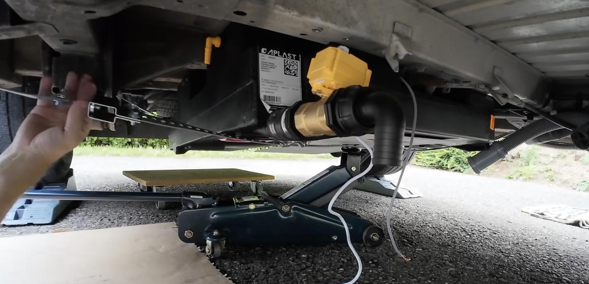 75 Liter Abwassertank unter dem Peugeot Boxer L2H2 mit Wagenheber positioniert