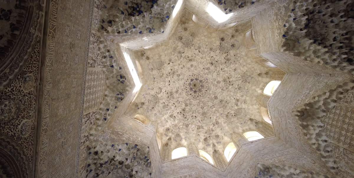 Detailreiche Kuppel und Ornamente in der Alhambra von Granada
