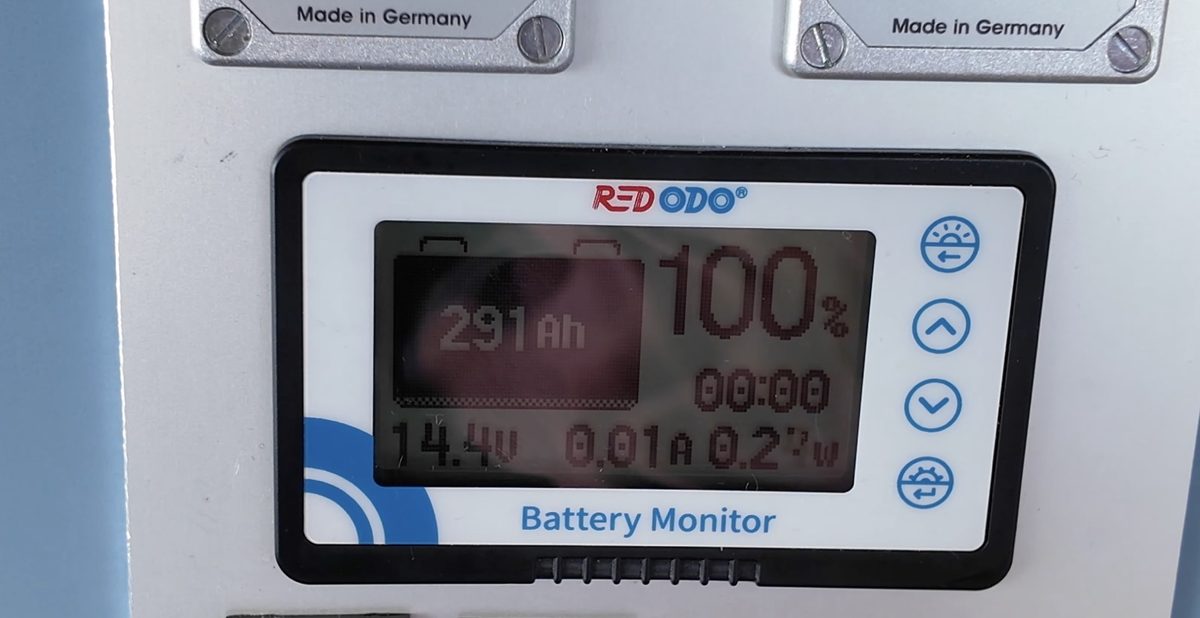 Batteriemonitor zeigt 291Ah LiFePO4 Gesamtkapazität bei 100 Prozent