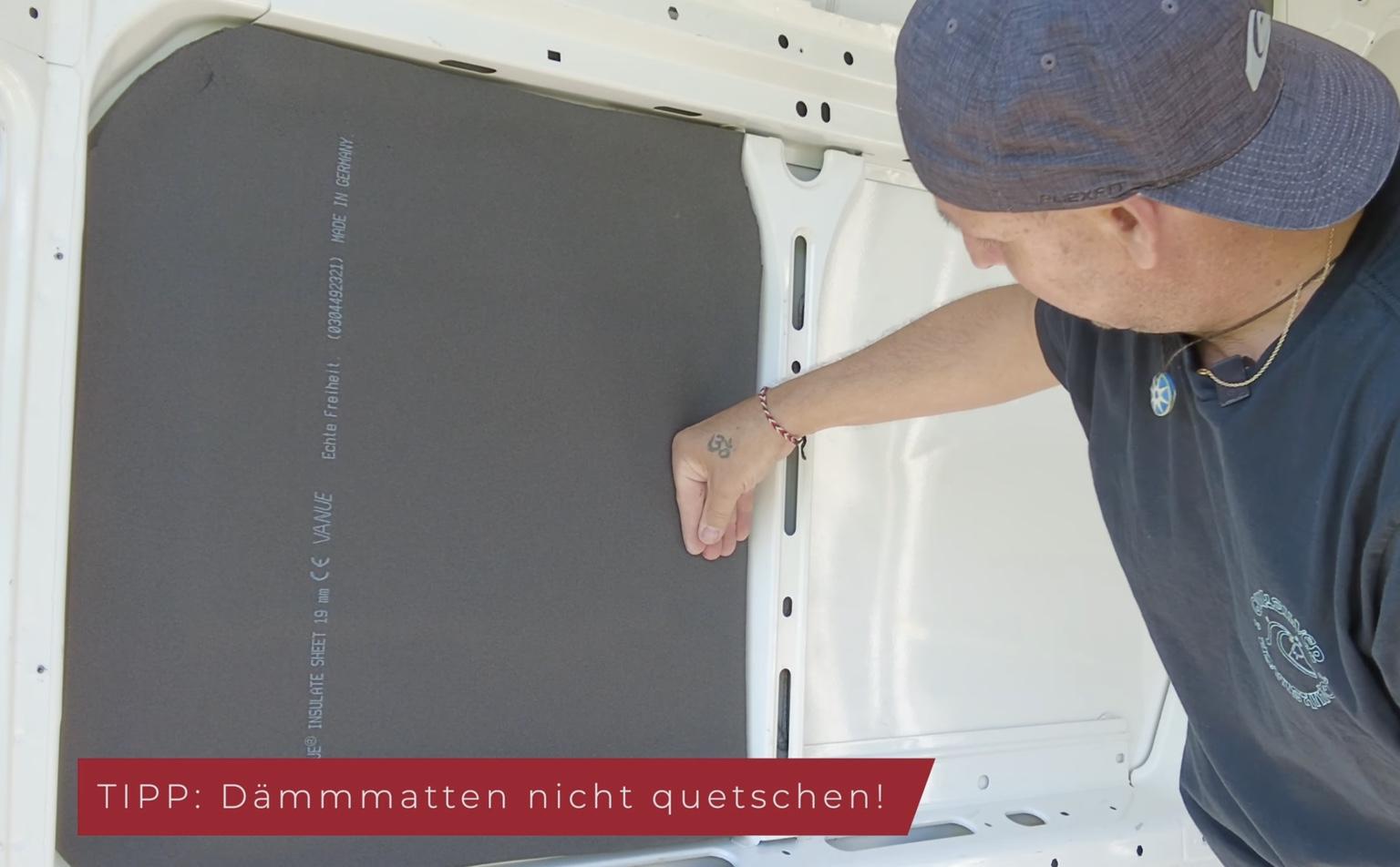 Dämmmatte im Campervan sauber ankleben und Luftblasen vermeiden