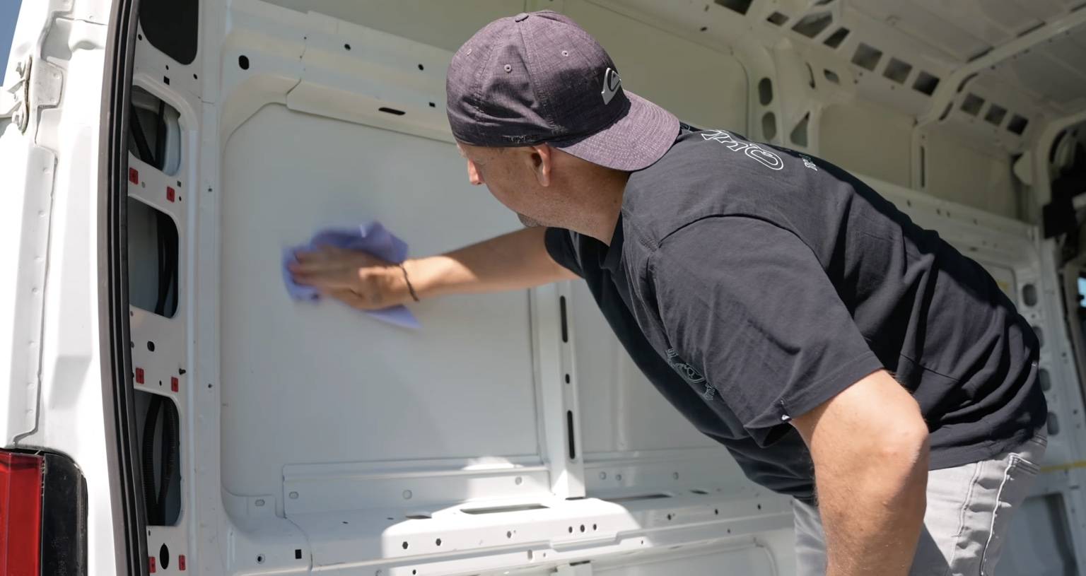 Untergrund im Campervan vor der Dämmung mit Cleaner reinigen