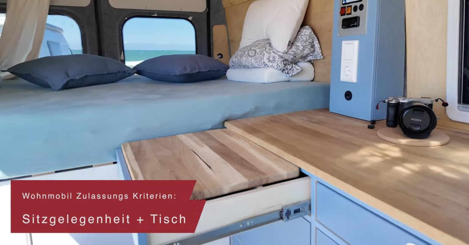 Sitzgelegenheit mit Tisch im Campervan für die Wohnmobilzulassung