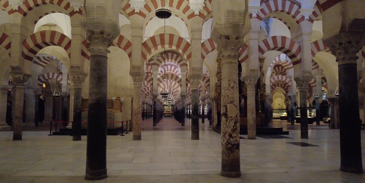 Säulen und rot weiße Bögen in der Mezquita von Córdoba