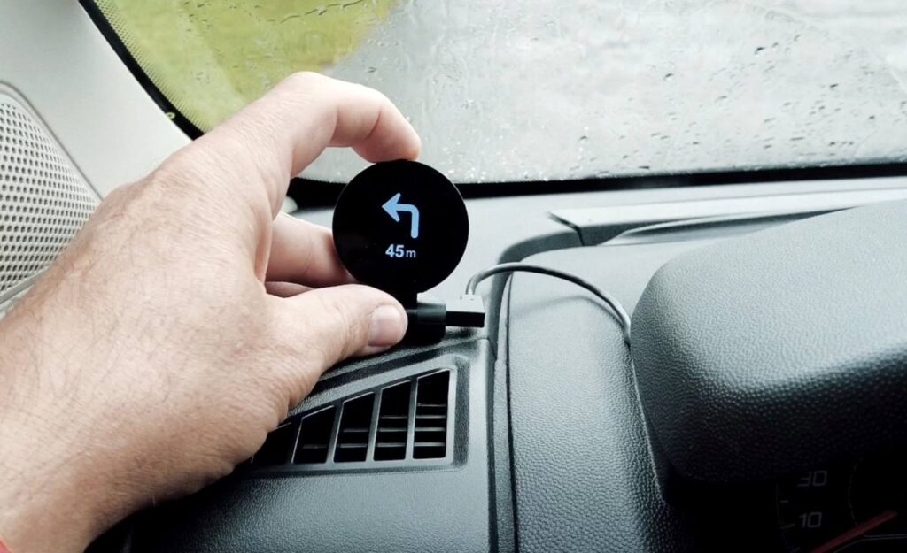 Head-up-Display mit Navigationshinweisen im Campervan