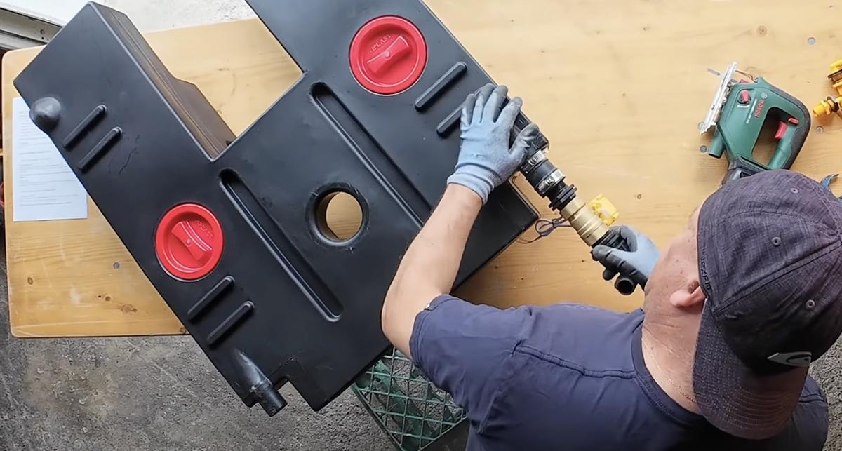 Elektrisches Kugelventil am Camper Abwassertank montieren