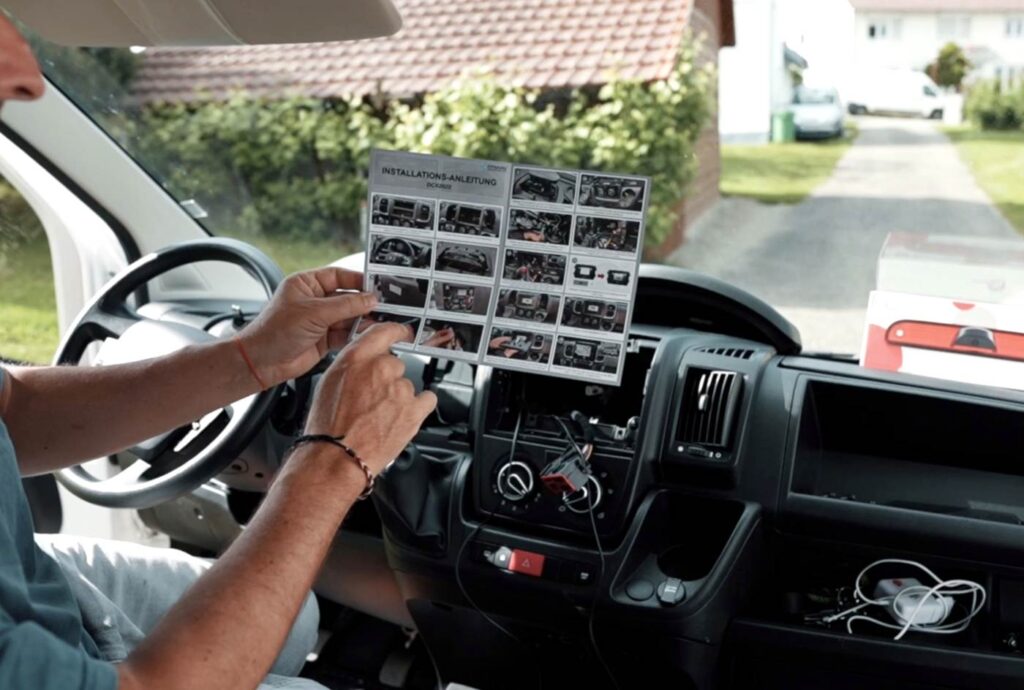Ausbau des originalen Radios im Peugeot Boxer für Dynavin D9 Flex