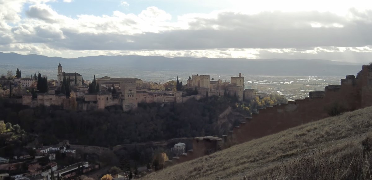 Blick auf die Alhambra in Granada mit Sierra Nevada im Hintergrund