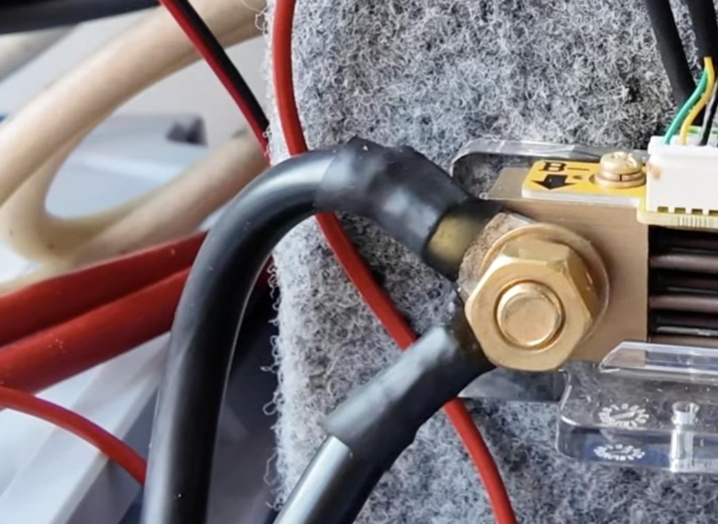 Kabelschuhe und 25 mm² Batteriekabel am Shunt der Camper Elektrik