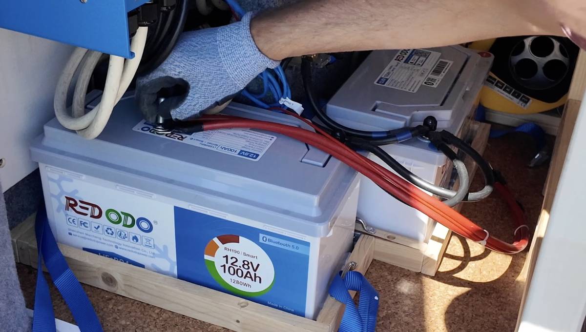 LiFePO4 Batterie im Camper beim Ausbau mit sichtbaren Anschlüssen