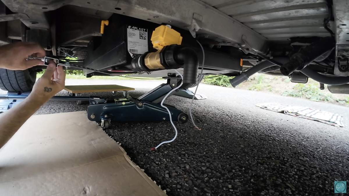 Lilie Tankbefestigungsset zur Montage eines Unterflurtanks am Camper