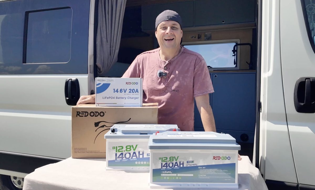 Redodo 140Ah LiFePO4 Batterien und Ladegerät beim Unboxing vor dem Camper