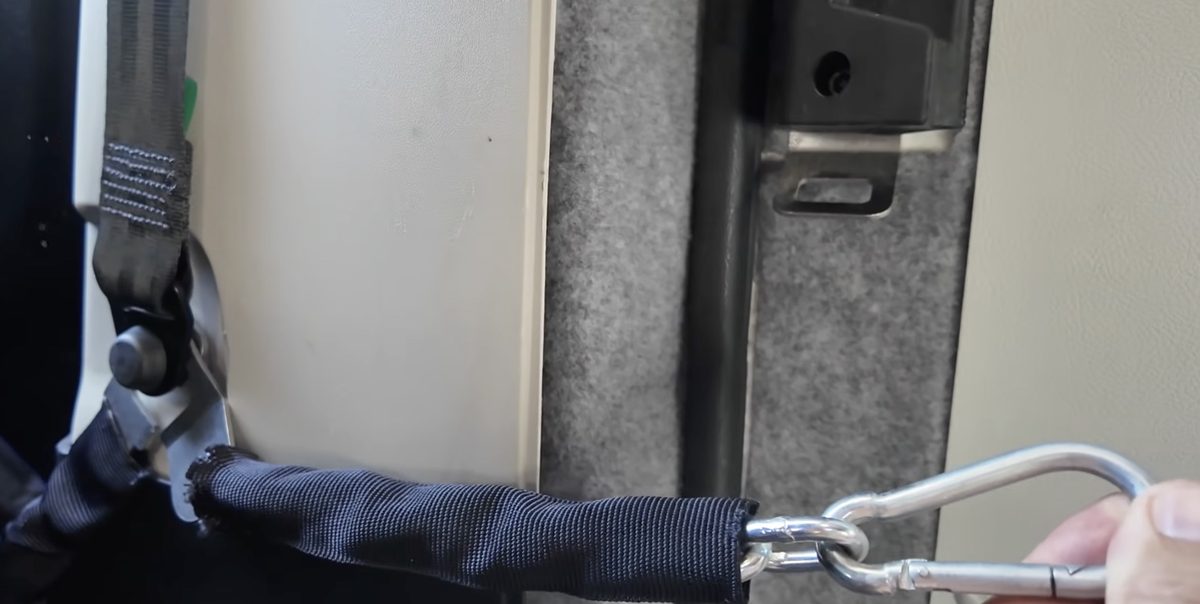 Mechanische Kettensicherung an der Schiebetür im Camper