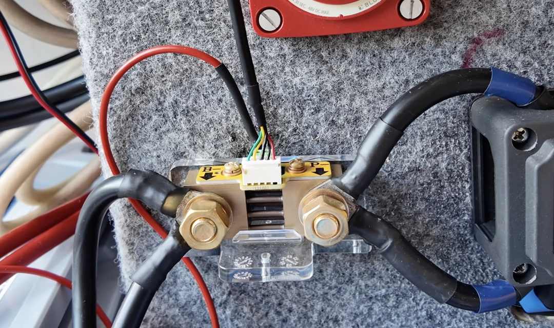 Mess-Shunt auf Multiplexplatte in der Camper Elektroverteilung montiert