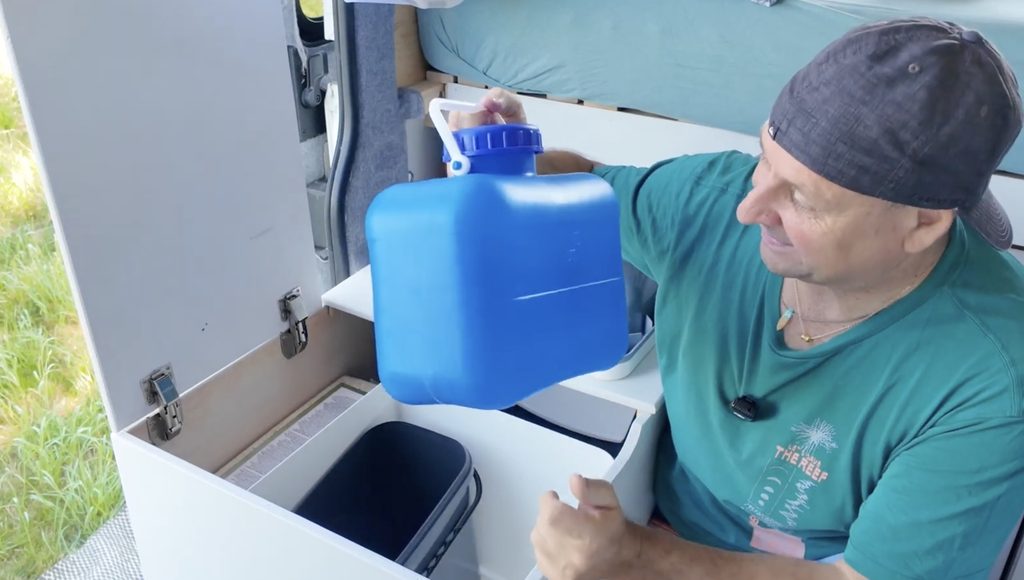 Herausnehmbarer Urinkanister der Trelino Trenntoilette im Camper
