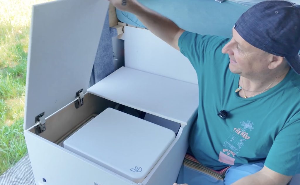 Trelino Evo L Trenntoilette eingebaut in einer Sitzbox im Campervan