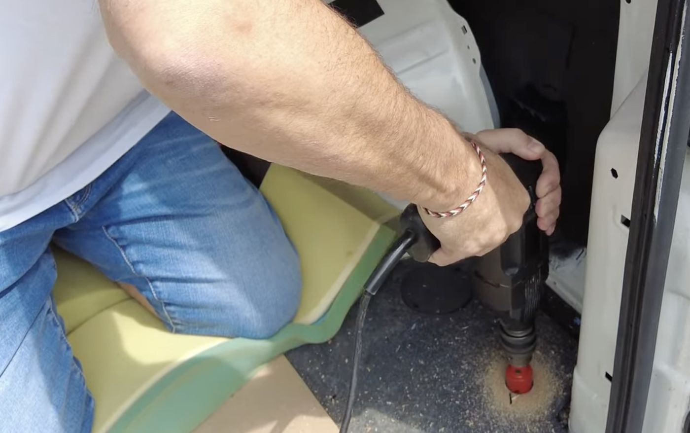 Ablaufloch für den Wassertank im Camper Boden gebohrt und entgratet
