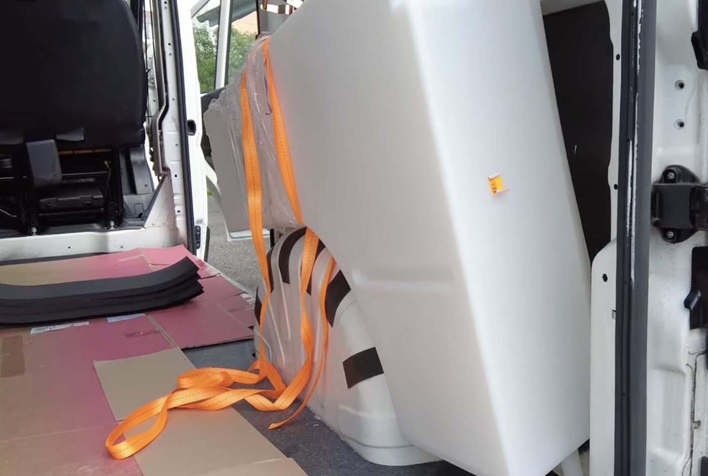 Gedämmter Radkasten als Auflagefläche für den Wassertank im Camper Ausbau