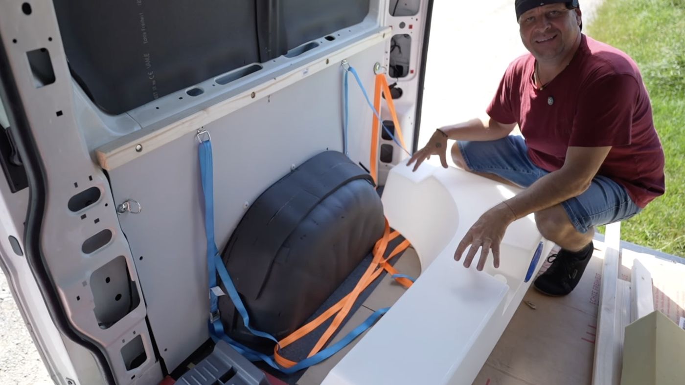 Wassertank im Camper über dem Radkasten befestigen