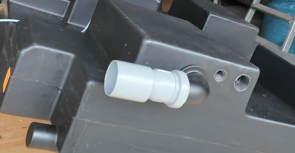 40 mm Zulaufanschluss am Abwassertank für den Camper montiert