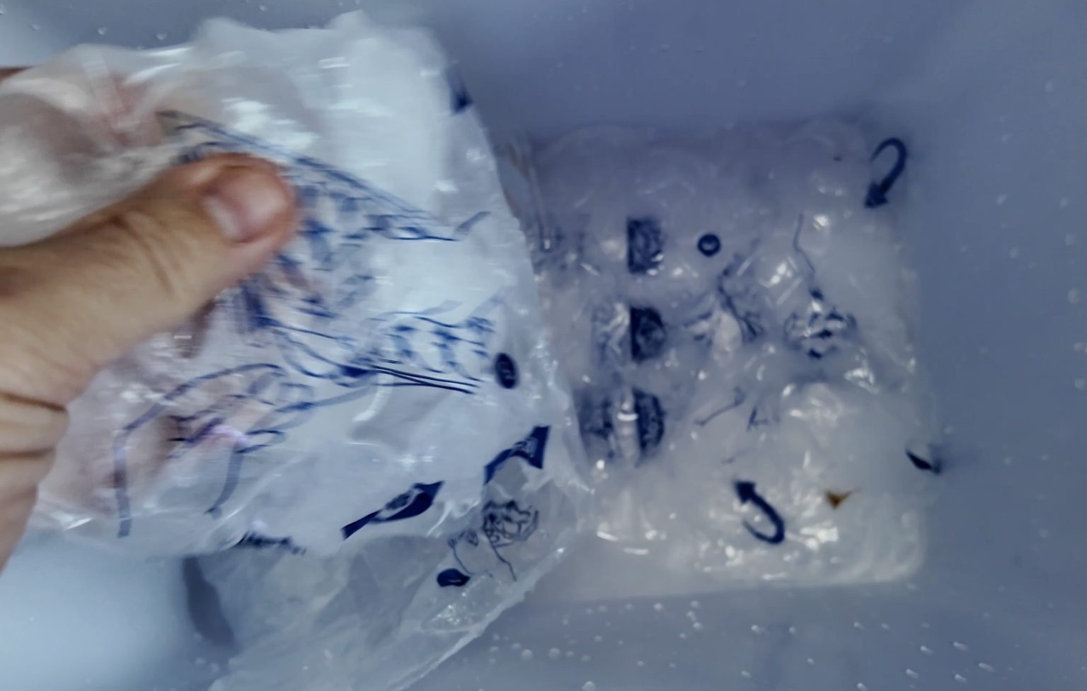 Noch gefrorene Eiswürfel nach dem Temperaturtest der Kompressor Kühlbox