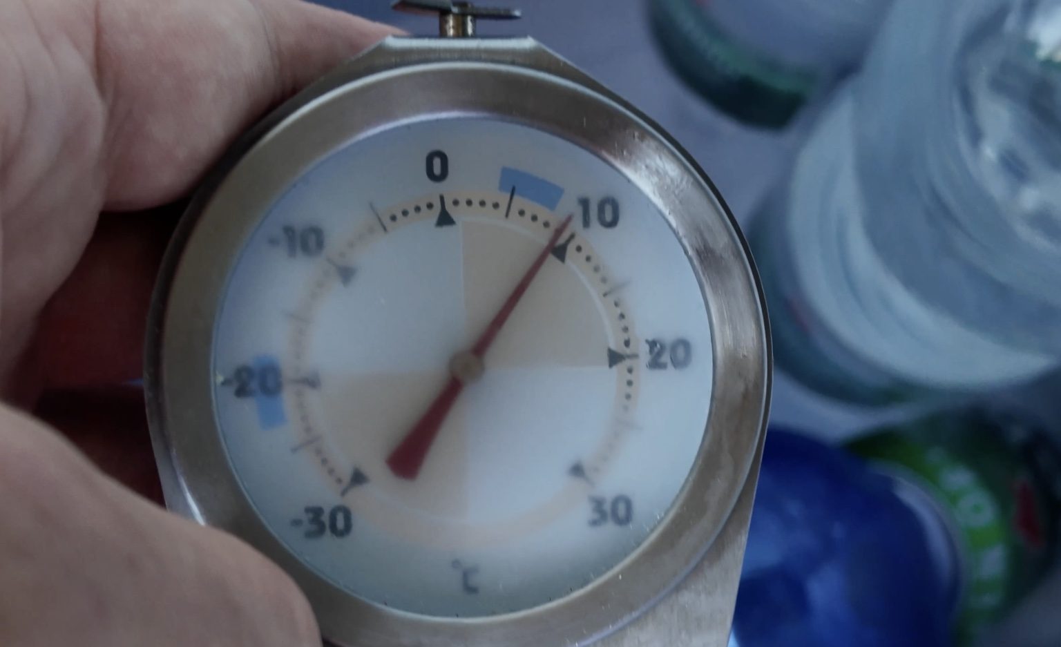 Temperatur in der Kompressor Kühlbox mit separatem Thermometer messen