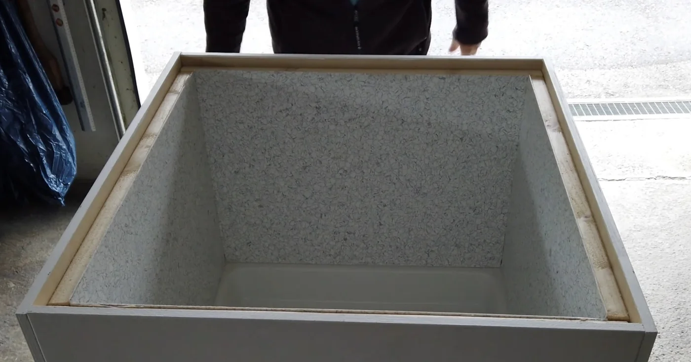 Fertige Innenverkleidung der Duschbox aus Kunststoffplatten