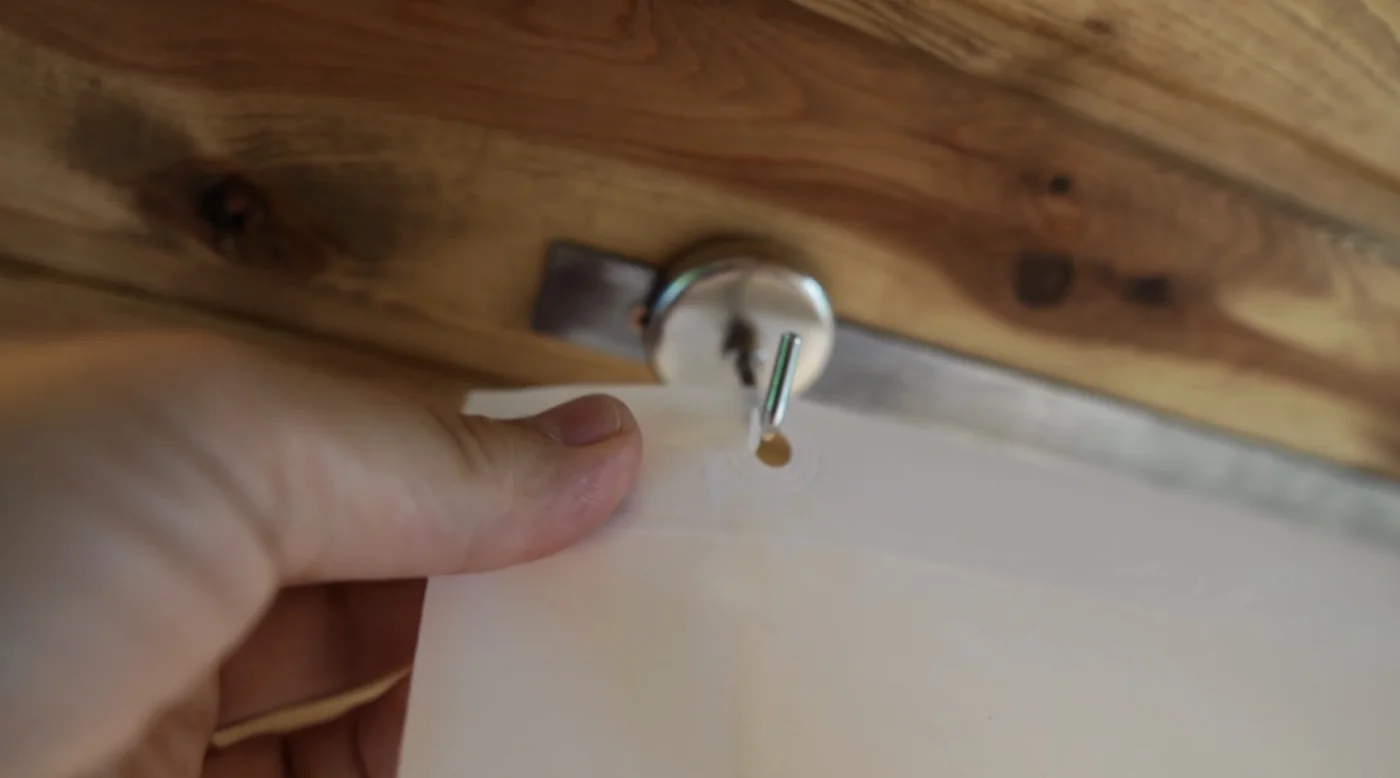 Nahaufnahme eines Magnethakens zur Befestigung des Duschvorhangs im Camper