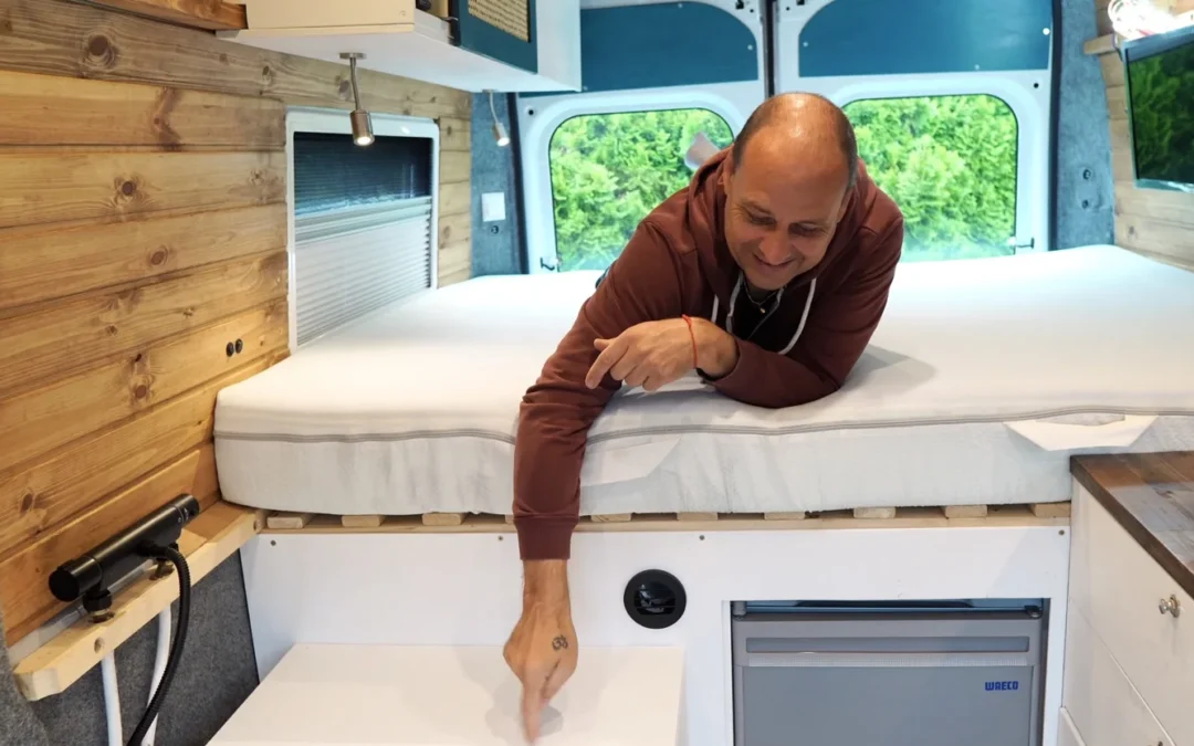 Selbst gebaute versteckte Dusche unter der Sitzbank im Fiat Ducato Camper