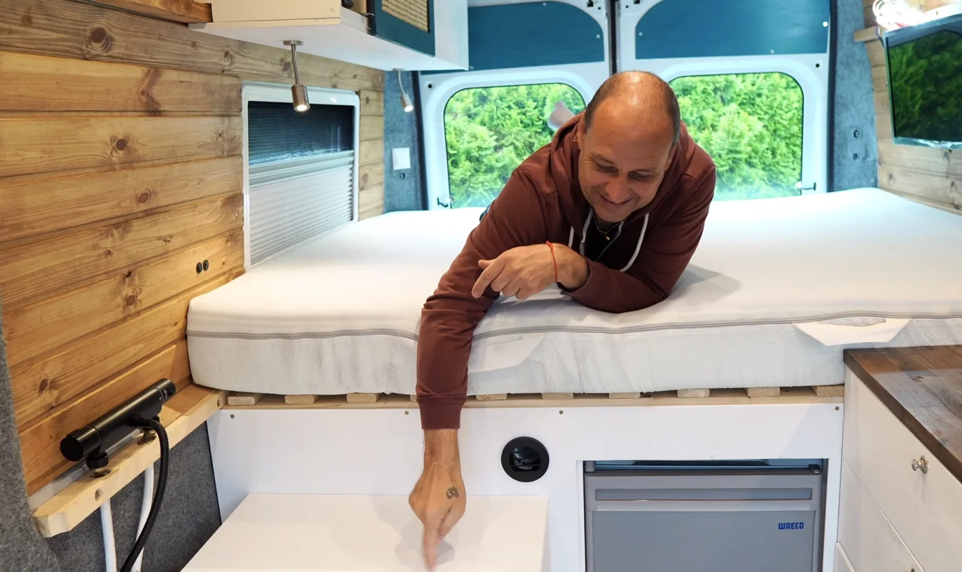 Versteckte Dusche im Fiat Ducato unter der Sitzbank – Soul-Traveller zeigt den Einbauort